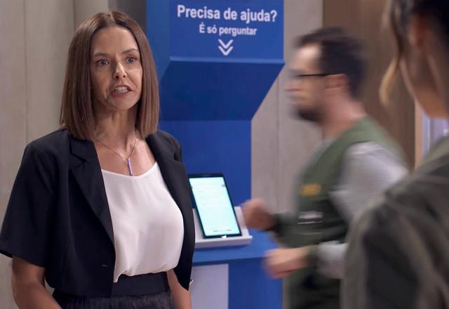 vera discutindo com mariana, que está de costas