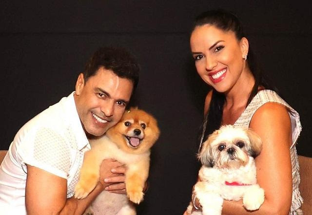 Zezé di Camargo e Graciele Lacerda com dois cachorros