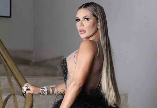 Deolane Bezerra posa para a foto se apoiando no corrimão
