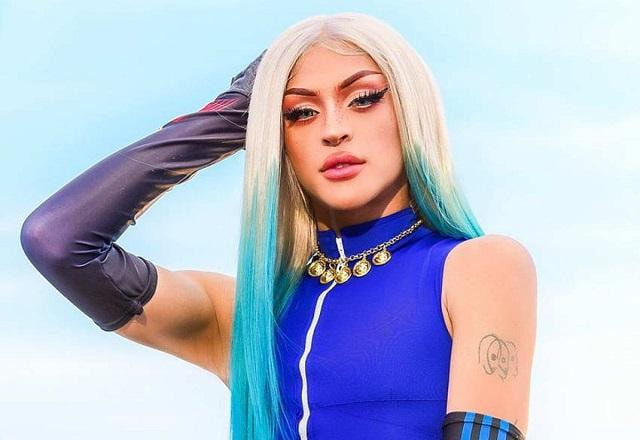 Pabllo Vittar posa usando roupa azul e com a mão na cabeça