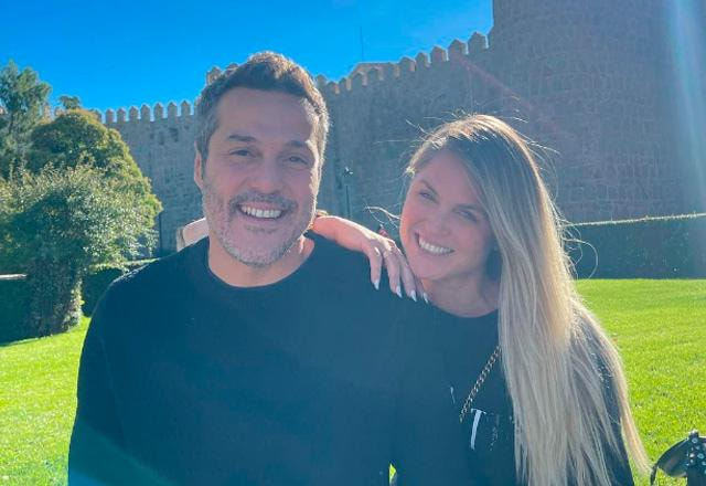 Susana Werner e o ex-goleiro Julio Cesar posam juntos para foto.