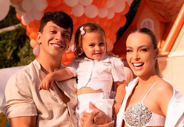 Julio Cocielo, Tata Estaniecki e a filha Bia posam juntos para foto.