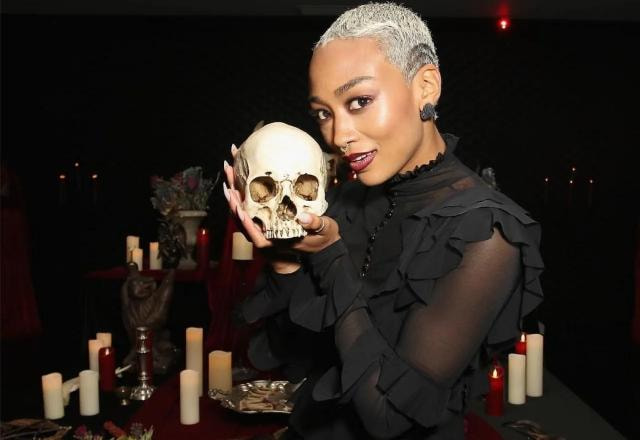 Foto de Tati Gabrielle promovendo a série O Mundo Estranho de Sabrina