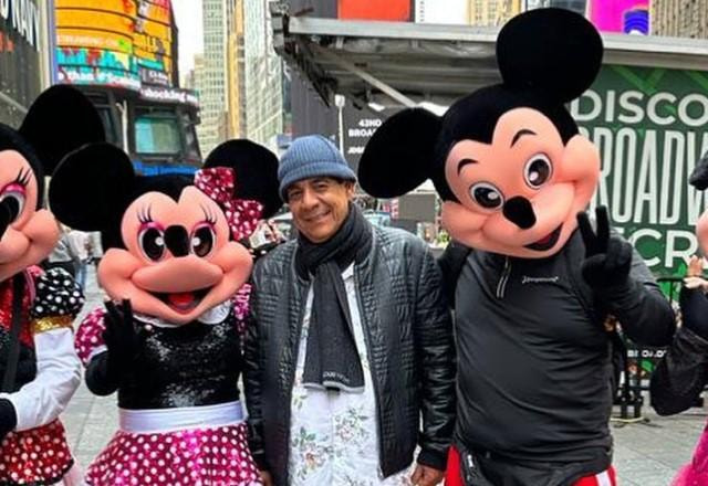 Zeca Pagodinho ao lado da Minnie e do Mickey