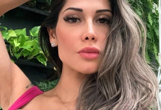 Maíra Cardi tira selfie fazendo carão