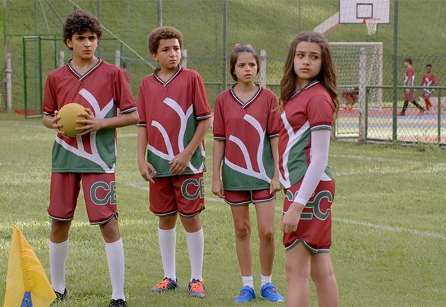 patrick, teo, livia e julieta em um campo de futebol