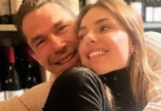 Isis Valverde e Marcus Buaiz posam abraçados e sorrindo