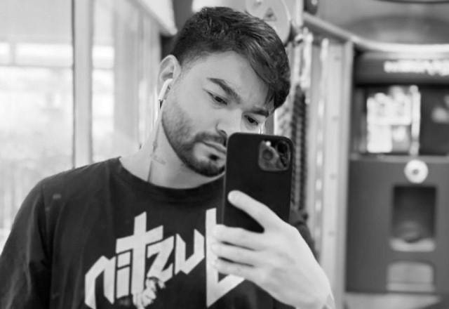 Yudi Tamashiro tira selfie no espelho