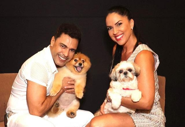 Graciele Lacerda e Zezé Di Camargo posam juntos sorrindo e segurando cachorros de estimação