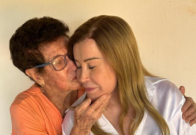 Zilu Camargo recebe um beijo no rosto da mãe, dona Fia