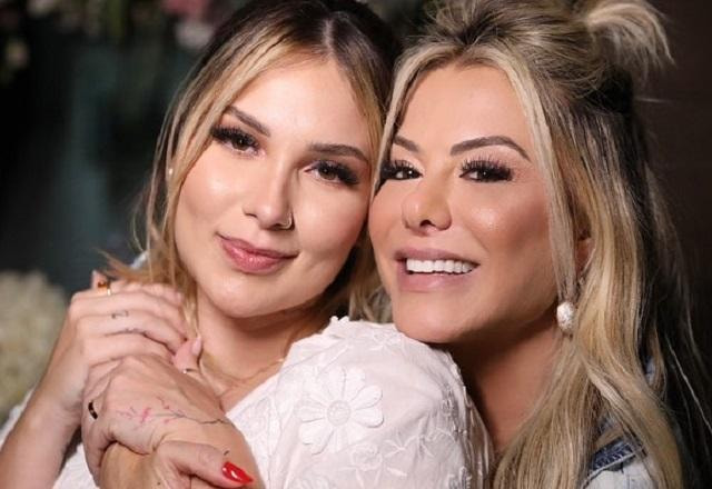 Virginia Fonseca e Poliana Rocha posa abraçadas e sorrindo