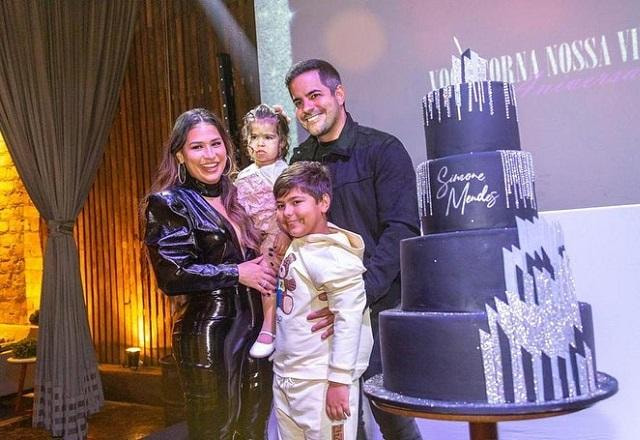 Simone Mendes, Kaká Diniz e os filhos, Henry e Zaya, em festa de aniversário