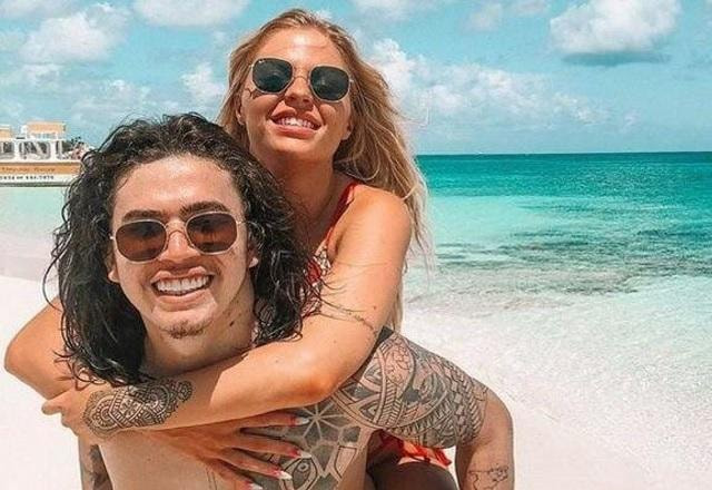 Whindersson Nunes e Luísa Sonza posam abraçados na praia