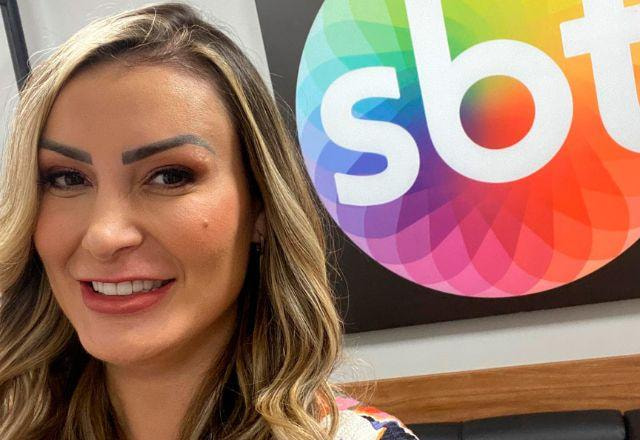 Andressa Urach tira selfie sorrindo no camarim do SBT