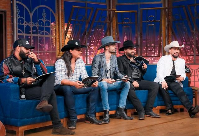 Luan Pereira, Léo & Raphael e US Agroboy no palco do The Noite.