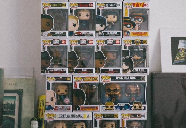 Foto de Funkos Pop em uma estante