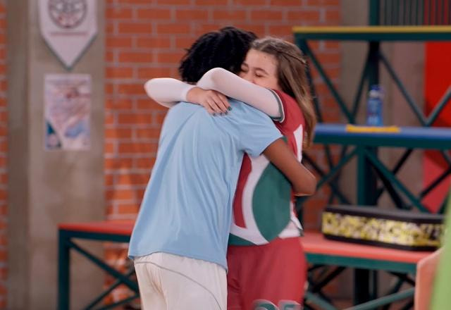 Romeu e Julieta se abraçando
