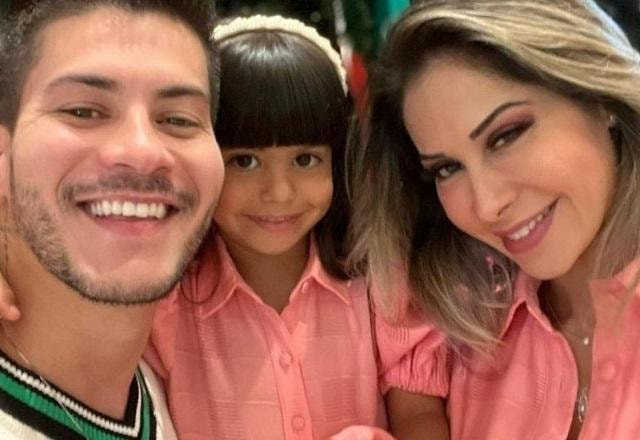 Arthur Aguiar e Maíra Cardi com Sophia