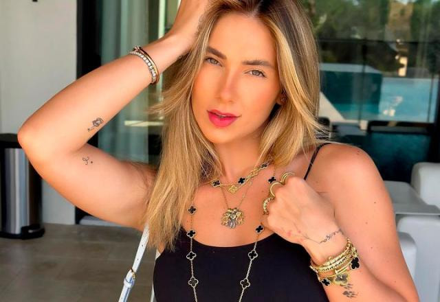 A influenciadora Virginia Fonseca posa usando blusa regata preta e a mão na cabeça