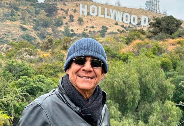 Zeca Pagodinho tira selfie em frente ao letreiro de Hollywood