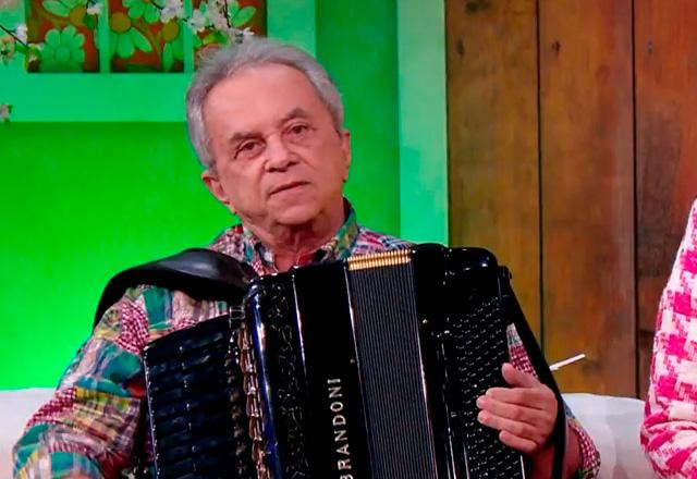 Flávio José durante o The Noite.