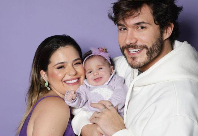 Viih Tube, Eliezer e a filha, Lua, posam sorrindo em frente a fundo lilás