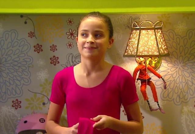 Bia com roupa de balé e expressão de quem armou alguma coisa
