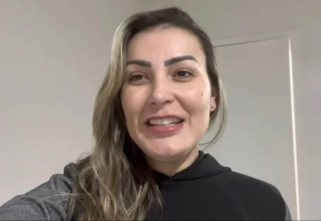 A modelo Andressa Urach em foto sorrindo e usando roupa preta