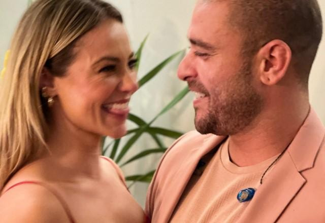 Paolla Oliveira e Diogo Nogueira posam olhando um para o outro e sorrindo