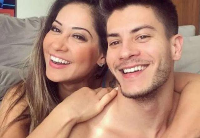 Maíra Cardi e Arthur Aguiar tiram selfie juntos sorrindo