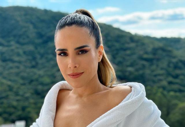 A cantora Wanessa Camargo posa usando roupão em frente a paisagem de montanhas