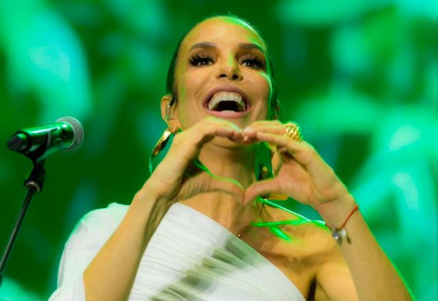 Ivete Sangalo faz coração com as mãos durante show