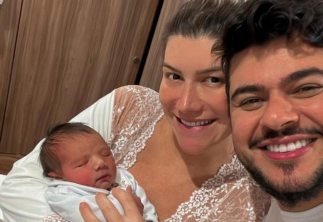 Paula Vaccari e Cristiano tiram selfie segurando Miguel no colo