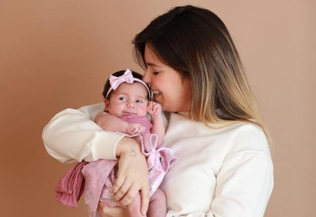 Viih Tube posa com a filha, Lua, no colo e sorrindo para a bebê