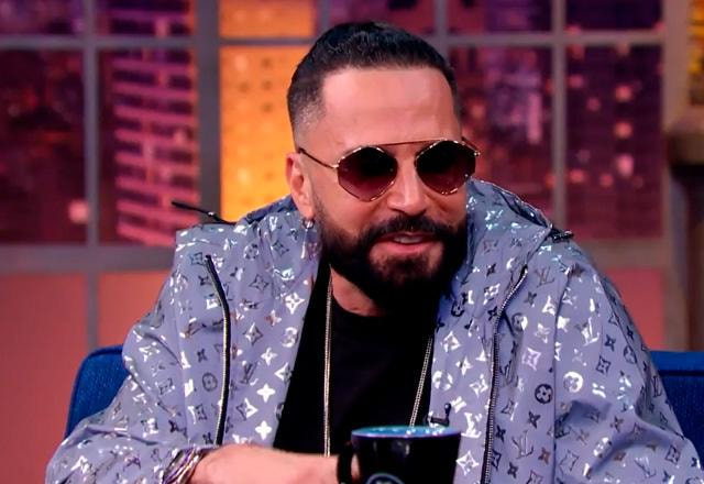 Latino no palco do The Noite.