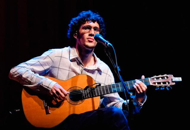 Tom Veloso tocando violão