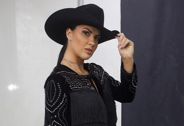 Graciele Lacerda posa de lado usando roupa de cowboy