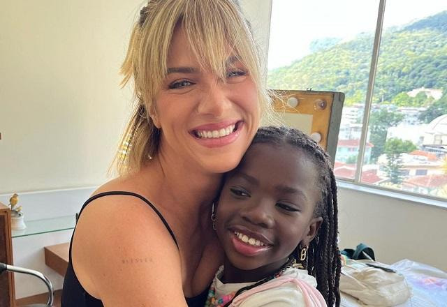 Chissomo e Giovanna Ewbank posam abraçadas sorrindo para a foto