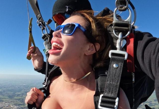 Modelo pulando de paraquedas e usando maiô
