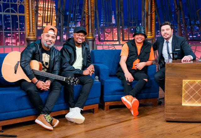 Alex Sereno, Paulinho Sereno, Rodrigo Tchutchucão e Danilo Gentili posam juntos para foto.