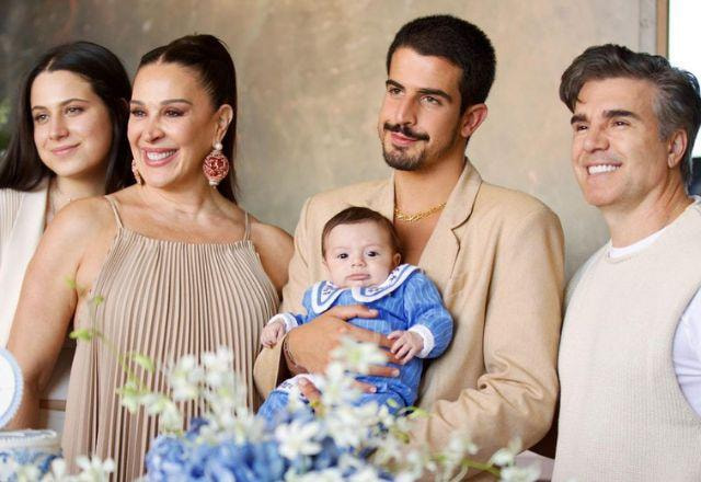 Cláudia Raia posa com os filhos e atual marido