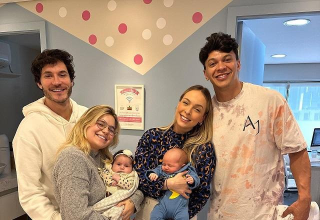 Eliezer, Viih Tube, Lua, Caio, Tata e Cocielo posam sorrindo para foto