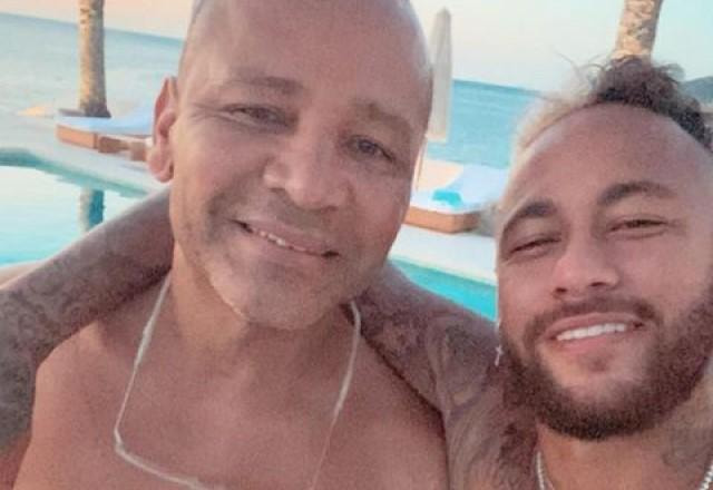 Neymar posa sorrindo e abraçado com o pai em selfie