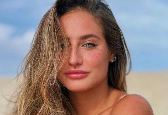 Bruna Griphao posa sorrindo para foto na praia