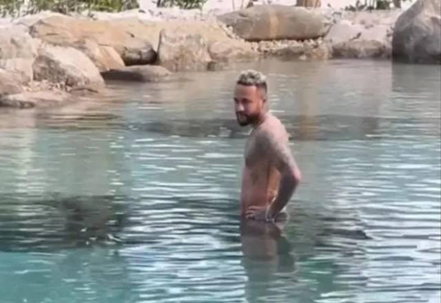 Neymar nada em lago interditado em sua mansão