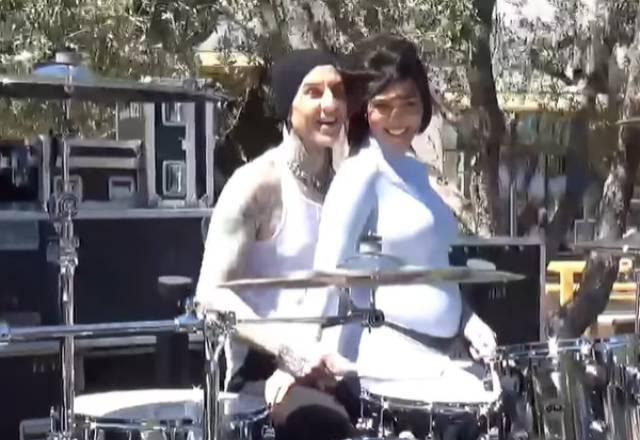 Kourtney Kardashian e Travis Backer tocando bateria e descobrindo o sexo de seu bebê