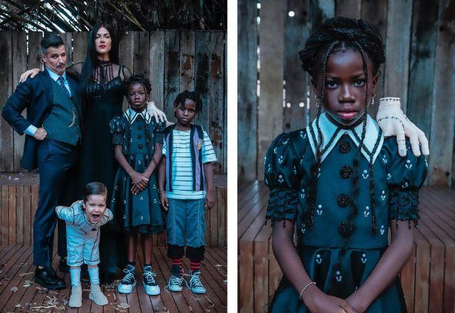 Giovanna Ewbank e família posam vestidos como os personagens da Família Addams