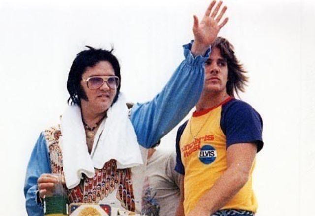 Elvis Presley e irmão, David Stanley, posam juntos