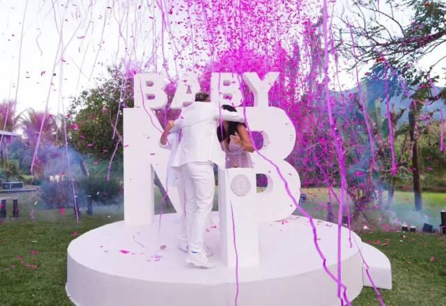 Neymar, Bruna Biancardi e Davi Lucca se abraçam enquanto chuva de papéis cor de rosa caem do céu