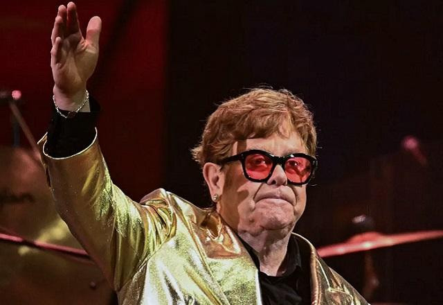 Elton John em cima do palco emocionado